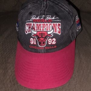 Mitchell & Ness Chicago Bulls '91-'92 World Champions Two-Tone Red & Black Hat